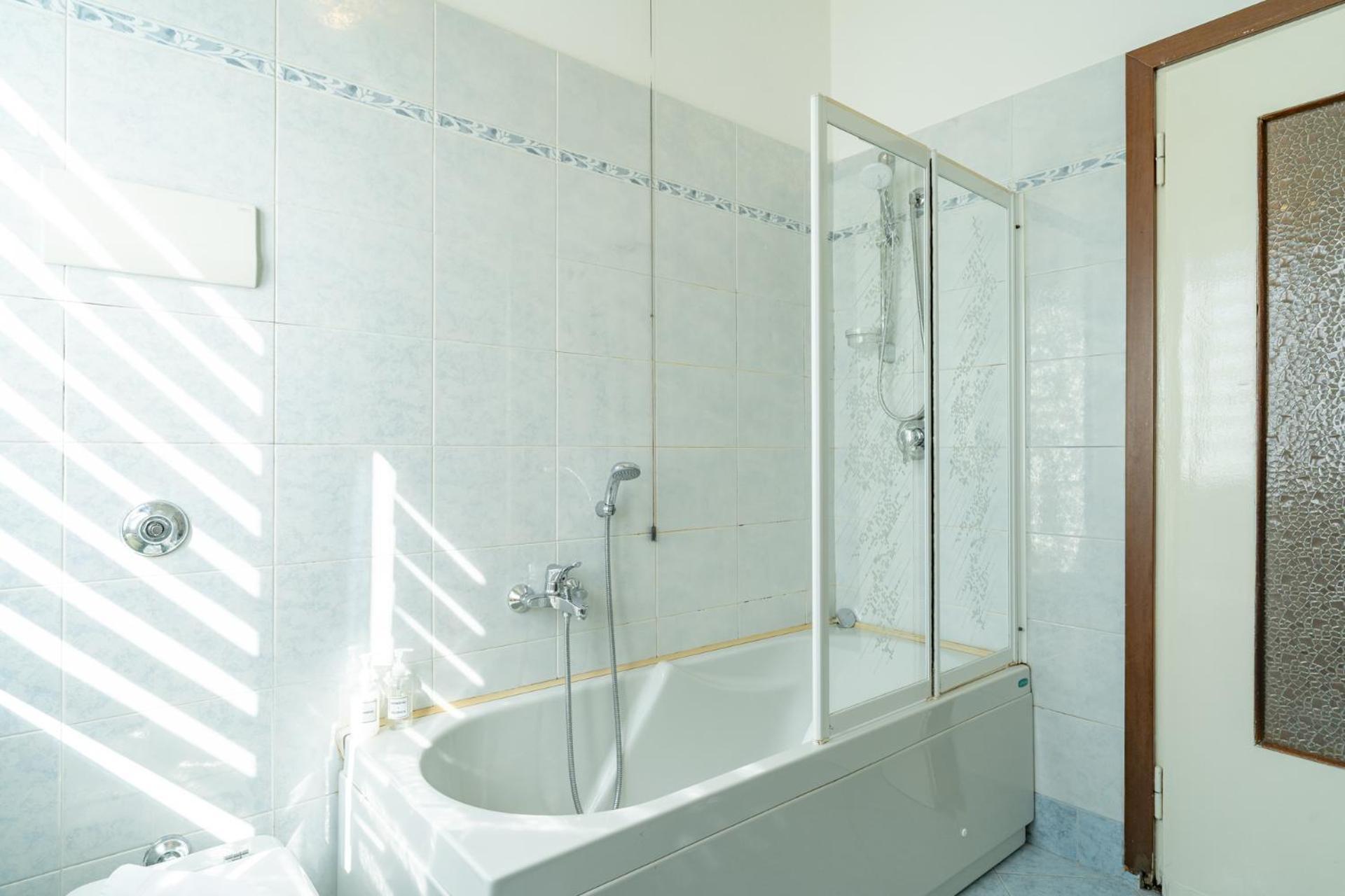 Spacious Apartment With Panoramic Views In Лекко Экстерьер фото